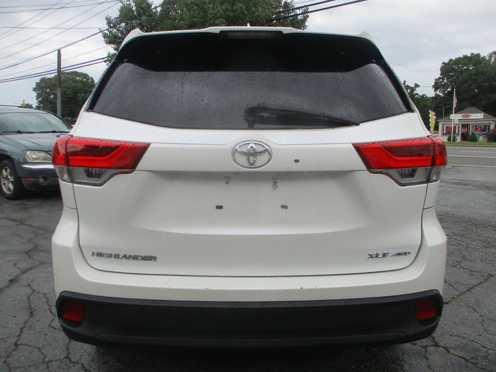 2017 Toyota Highlander photo 2
