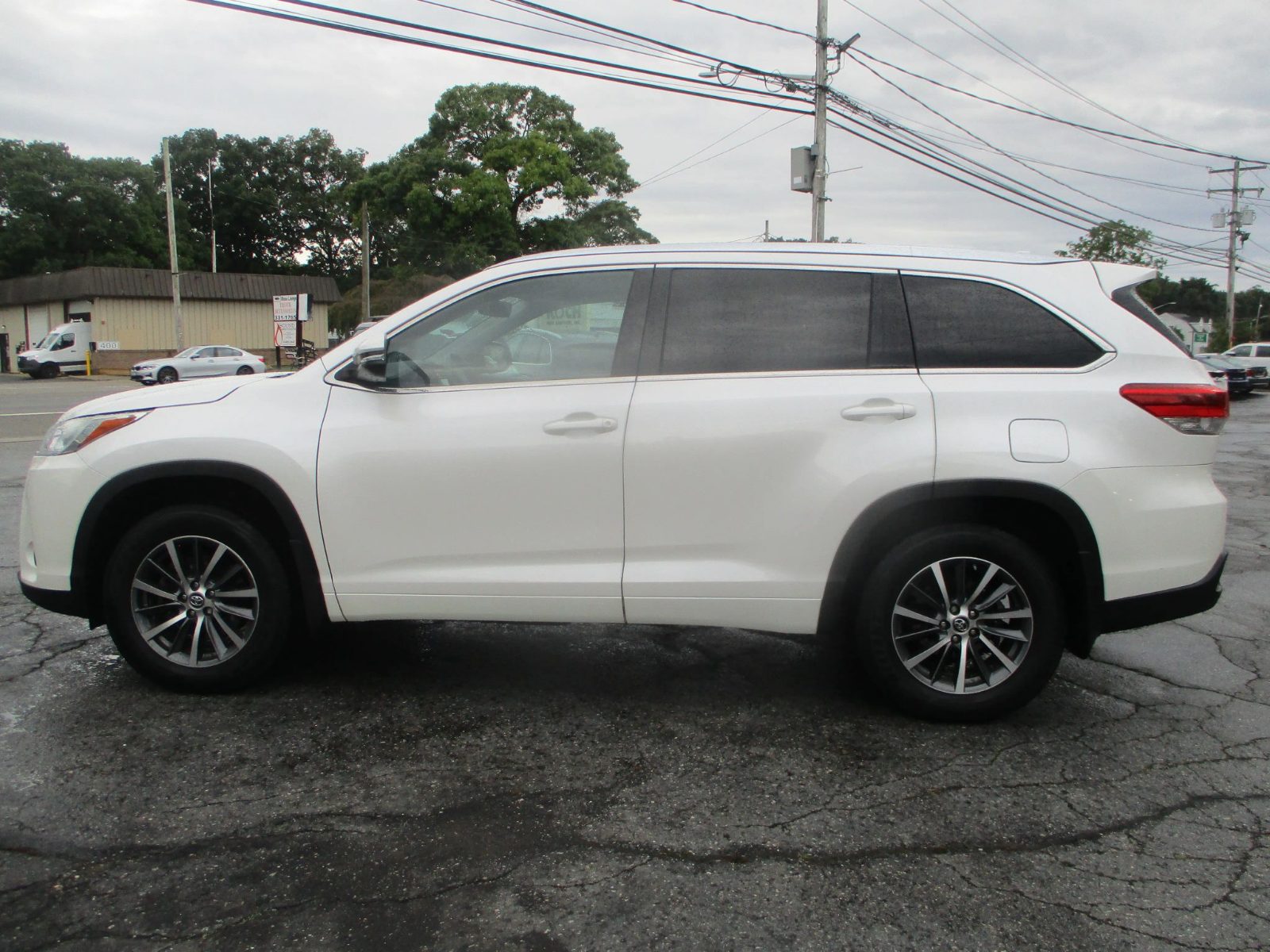 2017 Toyota Highlander photo 3
